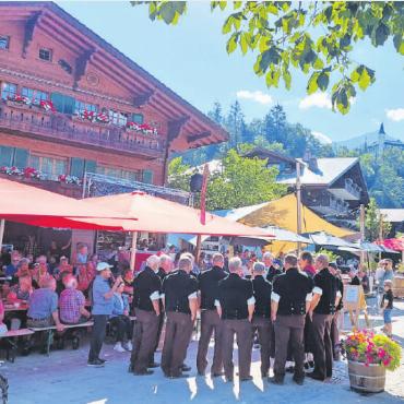 Grossandrang beim Chüejerzmorge - Für musikalische Unterhaltung sorgte der gastgebende Jodlerklub «Gruss vom Wasserngrat». FOTOS: ZVG