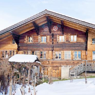 Zeitenwende mit angeketteten Berner Bären und Lust auf äussere Zier - Vieles, was ein typisches Saanerhaus ausmacht, ist an diesem Übergangsbeispiel zwischen dem 16. und 17. Jahrhundert schon da: Mischung aus Ständerbau (Stubengeschoss) und Blockbauweise (Obergeschoss), die grossen Blockkonsolen und die beiden seitlichen Aussentreppen.   FOTOS: MARTIN GURTNER-DUPERREX