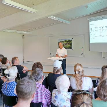 Projekt Alpenblick: bereit für die Baueingabe - Vor der «Familie Alpenblick» – Personen, die dem Projekt nahestehen – präsentierten die Stiftungsratsmitglieder die Neuigkeiten des Projekts.