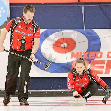 Schweizer Curling Elite misst sich in Gstaad - Schaffen es die Altmeister und Silbermedaillengewinner von Pyeongchang (Martin Rios, links, und Jenny Perret) auch an die Olympischen Spiele von Cortina? FOTO: ZVG