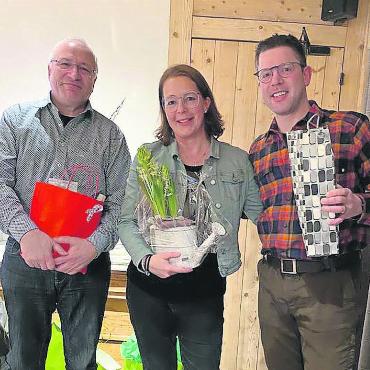 Die Musikgesellschaft Gstaad hat drei neue Ehrenmitglieder - Sie wurden zu Ehrenmitgliedern ernannt (von links): Peter Bütikofer, Evelyne und Philipp Reber. FOTO: ZVG