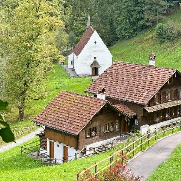 Abwechslungsreiche Seniorenferien mit vielen Ausflügen - Auf der Hinreise: Zwischenstopp in Flüeli-Ranft beim Niklaus.