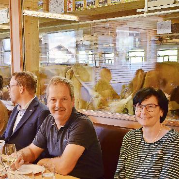 Gstaad auf Expansionskurs - Gemeindepräsidenten unter sich – Toni von Grünigen mit seiner Nachfolgerin Petra Schläppi.