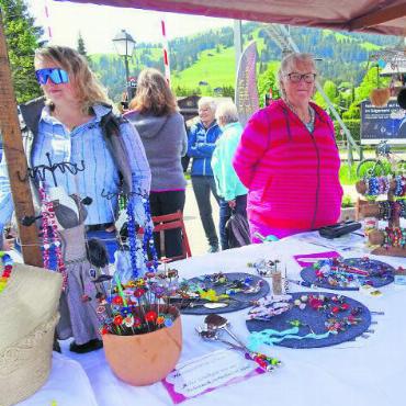 Das erste Schönrieder Dorffest war ein Volltreffer - Schönrieder Kunsthandwerk: Schmuck in vielen Varianten aus gebrannten Perlen von Franziska Bach (rechts) und Gegenstände mit Scherenschnitten von Regina Martin (Mitte) waren zum Bestaunen und Kaufen ausgestellt.