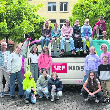 SRF Kids zu Besuch im Schulhaus Rütti - Auf Wiedersehen SRF Kids – die Dreharbeiten zum Closer. In einer Regenpause konnten wir noch das Klassenfoto vor unserem Schulhaus machen. FOTO: ZVG