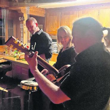 Das «Trio Vocus» machte Halt in der Grubenberghütte - Die Freiburger Formation «Trio Vocus» sorgte in der Grubenberghütte für Begeisterung und Gänsehautmomente. FOTO: RUEDI HÄHLEN