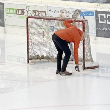 EHC Koppigen unschlagbar am 23. Senioren Hockeyturnier - Speaker Frank Müller war auch anderweitig einsetzbar. Nachdem das Eis «geputzt» worden war, sorgte er für den sicheren Stand des Tores.