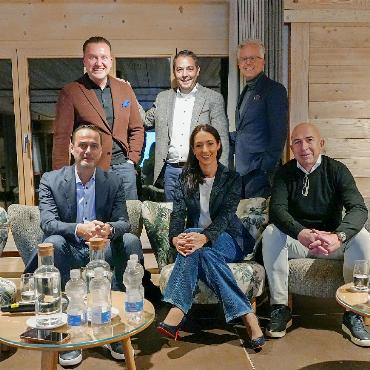 Besucherdruck in der Feriendestination: lenken statt beschränken - Neu in den Vorstand gewählt: François Grohens, Direktor vom Bernerhof (vorne
links). Der restliche Vorstand (vorne): Mirka Czybik, Pedro Ferreira, (hinten von links) Stefan Ludwig, Präsident Christof Huber und Vizepräsident Ermes Elsener.