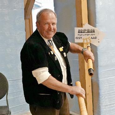 Aller guten Dinge sind drei - Arnold Reuteler zeigt, wie man das Alphorn zusammensteckt.
