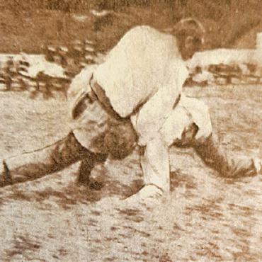 Vom Hoselupf zum publikumswirksamen Spitzensport - Hauswirth im Übergriff gegen von Känel. FOTO: STEPHAN JAGGI, GRUND («SCHWINGER UND HORNUSSER ZEITUNG» VOM 15.9.1912)