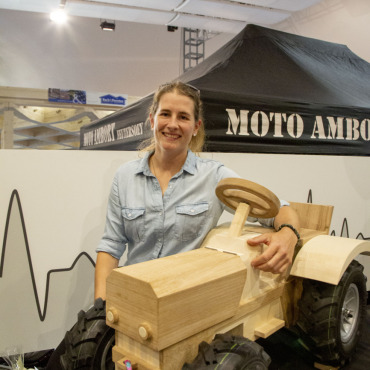 Probiers mal mit Gelassenheit - Schreinerin Christine Kaysen hat pädagogische Inhalte unter die Motorhaube ihres Traktöris gepackt. (Foto: Jocelyne Page)