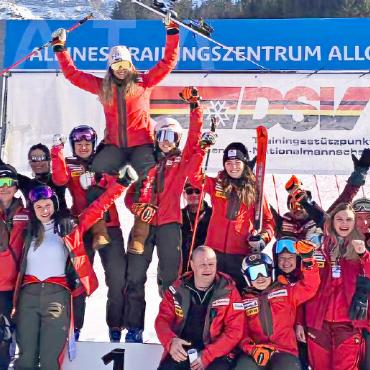 Der Februar ist für die FIS-Athletinnen lanciert - Sue Piller (stehend, ganz rechts) feiert mit dem Team ihren vierten Rang beim Europacup in Oberjoch.