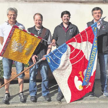 Rolf Reichenbach souveräner Amtsfähnrich - Der Amtsfähnrich 2022 Rolf Reichenbach (zweiter von links) mit seinen Gruppensiegern (von links) Thomas Annen, Urs Oehrli und Markus Oehrli; es fehlt Robert Annen.