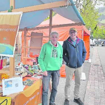 Stand für fairen Handel und (Um-)Welt am Maimarkt in Zweisimmen - Die Klimagruppe Simme-Saane am Maimarkt in Zweisimmen. FOTO: ZVG