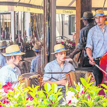 Friedlicher Folkloreanlass im Herzen von Gstaad - Das Trio «Original Chrumm» konnte das Publikum mitreissen.