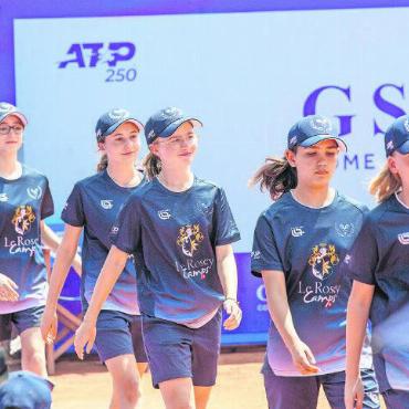 Lasst die Korken knallen: Das war das Swiss Open Gstaad 2023 - … waren alle Ballmädchen und ‑jungen dabei. Mehrmals dankten ihnen die Spieler für ihren Einsatz.