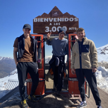 Bei über 30 Grad die Ski aus dem Keller holen - Hoch hinaus in Südamerika: (von links) Livio Herrmann, Quentin Mesot und Janis Herrmann (Foto: ZVG).
