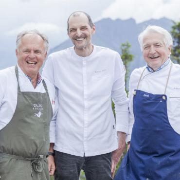 Der «Olivenölpapst» und die «Ikone des kulinarischen Massstabs» - Die Spitzenköche auf dem Wasserngrat anlässlich des 20. Saveurs Gstaad v.l.: Martin Dalsass, Marcel Reist und Robert Speth. FOTO: DESTINATION GSTAAD/MARKUS GYGER