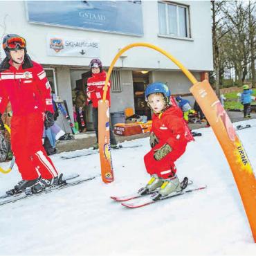 Rund 5000 Teilnehmende beim «Schneespass Weyerli» – gelebte Schneesportförderung mitten in Bern - Im Eiltempo durch den Ovomaltinetorbogen!