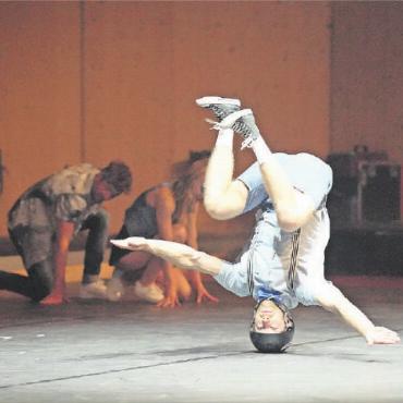 Ohne Zweifel: Mozart verträgt Breakdance - … oder auf dem Kopf kreiselnd zu und her. FOTOS: GSTAAD MENUHIN FESTIVAL & ACADEMY