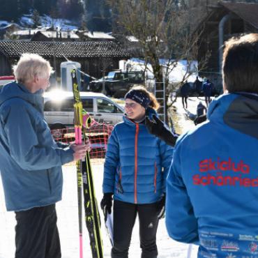 Langlaufrennen trotzt dem Schneemangel - TD Seraina Mischol (Bildmitte) steht bei Fragen sowohl der Rennleitung als auch gern Zuschauenden zur Verfügung. FOTO: JENNY STERCHI