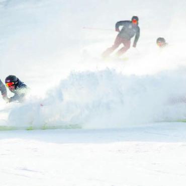 Björn Brand ist Schweizer «Schneesportkönig» - Mit wie viel Tempo das Demoteam Schönried während ihrer Kür unterwegs waren, wird beim Stoppschwung ersichtlich.