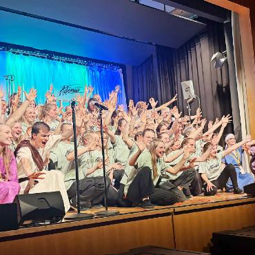 Adonia-Musical in Gstaad – Teil der grossen Geschichte sein - Der Adonia-Teens-Chor verabschiedet sich nach dem letzten Konzert seiner viertätigen Tournee.   FOTOS: DANIELA ROMANG-BIELER