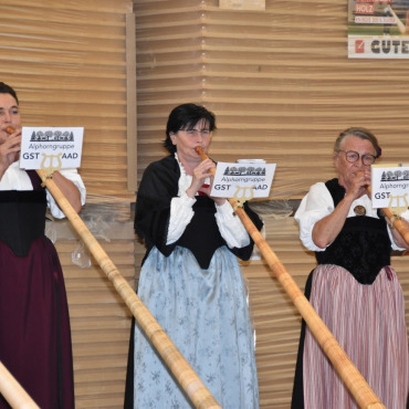 Eine gelungene Premiere - In der Alphorngruppe Gstaad spielen auch drei Frauen: Julia Reichenbach, Petra Schläppi und Käthi Ludi.    (Foto: Anita Moser)