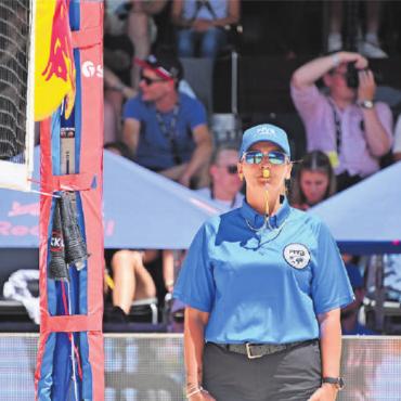 Das Swatch Beach Pro Gstaad - ein Beachvolleyballfest - Der Inbegriff von Pflichtbewusstsein: der Schiedsrichter.