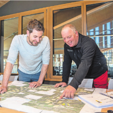 Waadt spricht zwei Millionen Franken für Beschneiung - Jannik Sager (links) und Beat Welten besprechen die Sanierung und Modernisierung der Beschneiungsanlage. FOTO: BLANCA BURRI