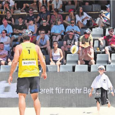 Das Swatch Beach Pro Gstaad - ein Beachvolleyballfest - Klein hilft Gross: Das Verständnis für nicht ganz genau gespielte Pässe der Ballkinder ist bei allen Athleten gross.