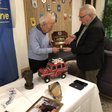 Ehrenvolle Übergabe des Melvin Fellowship Award an Paul Eggenberg - Jost Huber, Präsident des Lions Club Gstaad-Saanenland (rechts), übergibt Paul Eggenberg die  Auszeichnung Melvin Jones Fellowship Award. (Foto: zvg)