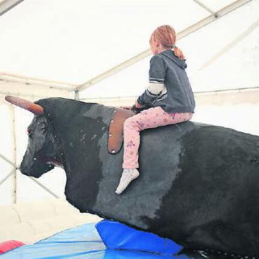 Food Festival für die Raiffeisen-Mitglieder - Volle Konzentration: Der «automatisierte» Muni warf am Ende zwar alle ab. Die Landung war jedoch weich und das Präsent für jedes Rodeokind eine Überraschung.