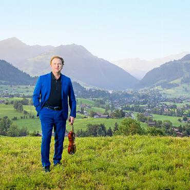 Daniel Hope stellt sein erstes Programm für das Menuhin Festival Gstaad vor - Family Matters: Daniel Hope unterstreicht mit seinem ersten Programm den Spirit des Menuhin Festival Gstaad und des Festivalgründers Yehudi Menuhin.
FOTO: BAILEY DAVIDSON
