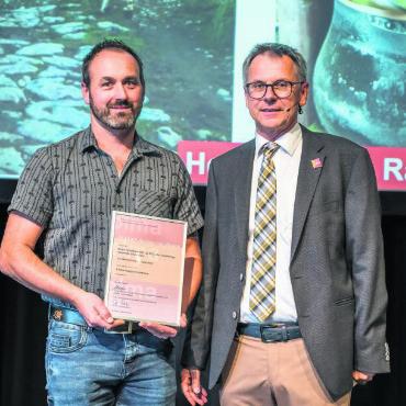 Rang 3 für Martin Kriegner an der Olma-Alpkäse-Prämierung - Dritter Rang: der Schönrieder Martin Kriegner (links) bei der Olma-Alpkäse-Prämierung. FOTO: ZVG