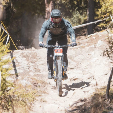 Downhillfahrer Russell Tschanz weckt Aufmerksamkeit - Russel Tschanz in Aktion. (Foto: zVg)