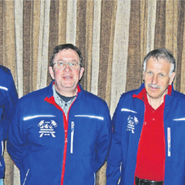 Kommandowechsel beim Feuerwehrverband - V.l. Christian Gehret, neuer Präsident; Stefan Buchs, abtretender Präsident; Alfred Feuz, abtretender Kassier; Matthias Meyer, neuer Kassier. FOTO: ZVG