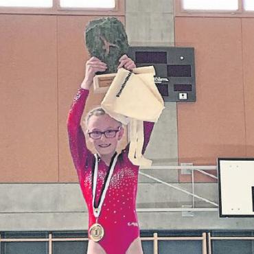 Vize-Schweizermeister und Saanenlandmeisterschaften - Medaille, Pokal und der Stoffbeutel: Für Aylea Reichenbach hat es sich gelohnt, zu gewinnen.