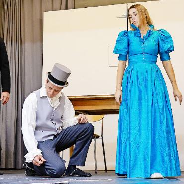 Theatergruppe Turbach mit Akkordeonist Gyorgi Spasov - Szenen aus den Proben. Es verspricht, turbulent zu werden! FOTOS: ZVG