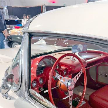 Legendäre Motoren unter dem Hammer - Die 1960er Chevrolet Corvette C1 überzeugte in weiss mit rotem Interieur.