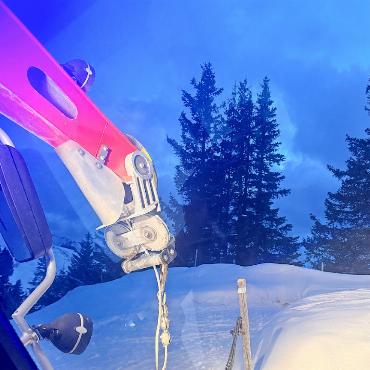 Schnee, Stahl und Sicherheit – die unsichtbare Arbeit der Pistenpräparation - Die Seilwinde kurz bevor sie an einem der über 100 Ankerpunkte befestigt wird.