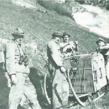 «Wenn wir uns in der Natur aufhalten, befinden wir u - Das gefangene Steinwild wird am Augstmatthorn per Horeschlitten ins Tal transportiert. FOTO: ZVG