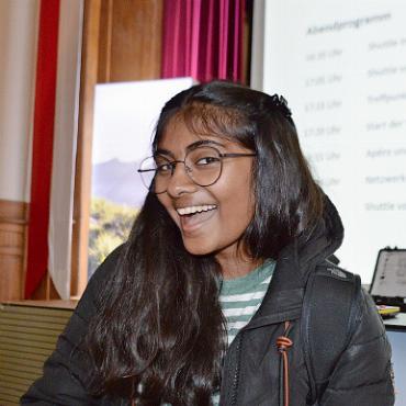 Wandert die GenZ eigentlich? - Reena Krishnaraja liebt es, ihr Publikum «alt aussehen zu lassen».