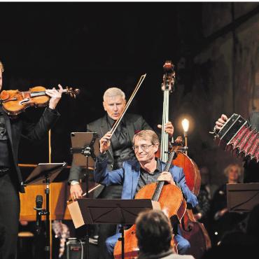 Goodbye Christoph Müller – welcome Daniel Hope - Christoph Müller bei seinem ersten und letzten Auftritt am Menuhin Festival. Er spielt sein «Geschenk», eigens für den Abend von Omar Massa komponiert.