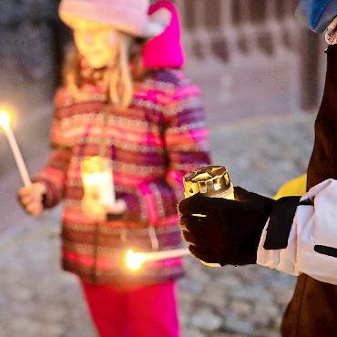 Das Friedenslicht kommt ins Saanenland – «Hoffnung schenken» - Die Kinder bringen das Licht des Friedens zu der wartenden Menge vor dem KKL Luzern. FOTO: ZVG