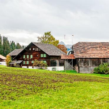 Hotel Waldmatte: Baubewilligung erteilt - Seit Jahren stehen die Bauprofile für ein Hotelprojekt an der Waldmattenstrasse in Schönried. FOTO: KEREM S. MAURER