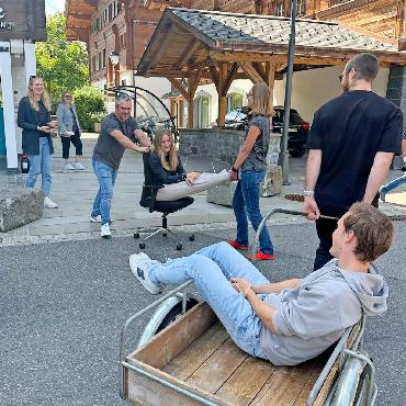 Feierlich gegautscht - Widerstand zwecklos: Liv Staub und Marco Minnig werden «gefesselt» zum Brunnen transportiert.