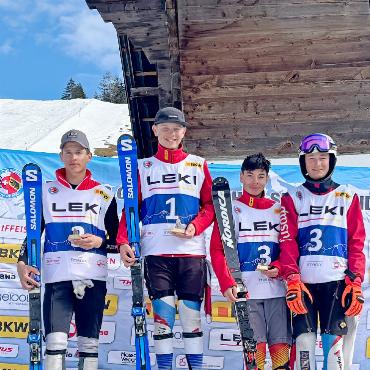 Perfekte Rennbedingungen am Horneggli und Ausblick auf Engelberg - Foto rechts: 1. Rang Fynn Brand, 2. Rang Isaac Henchoz, 3. Rang Nicolas Herrmann. FOTOS: ZVG