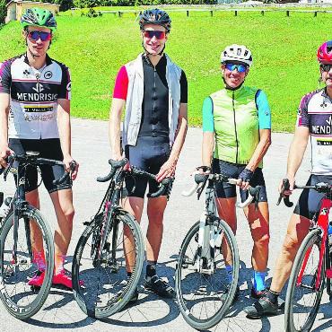 Schaufeln fürs Herzensprojekt - Velobegeistert sind sie alle in der Familie Cairoli: (von links nach rechts) Romeo, Bruder Luca sowie die Eltern Christa und Mario auf einer Rennvelo-Ausfahrt im Jahr 2020 im und ums Saanenland.