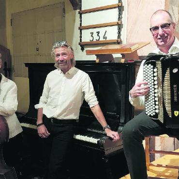 Energie und Freude spendendes Konzert des Gemischten Chors «Heimatglüt» Grund - Ländlertrio Brand-Burri-Steiner: Elisabeth Brand (Bass), Edwin Burri (Klavier) und Rolf Steiner (Akkordeon). FOTO: EUGEN DORNBIERER-HAUSWIRTH